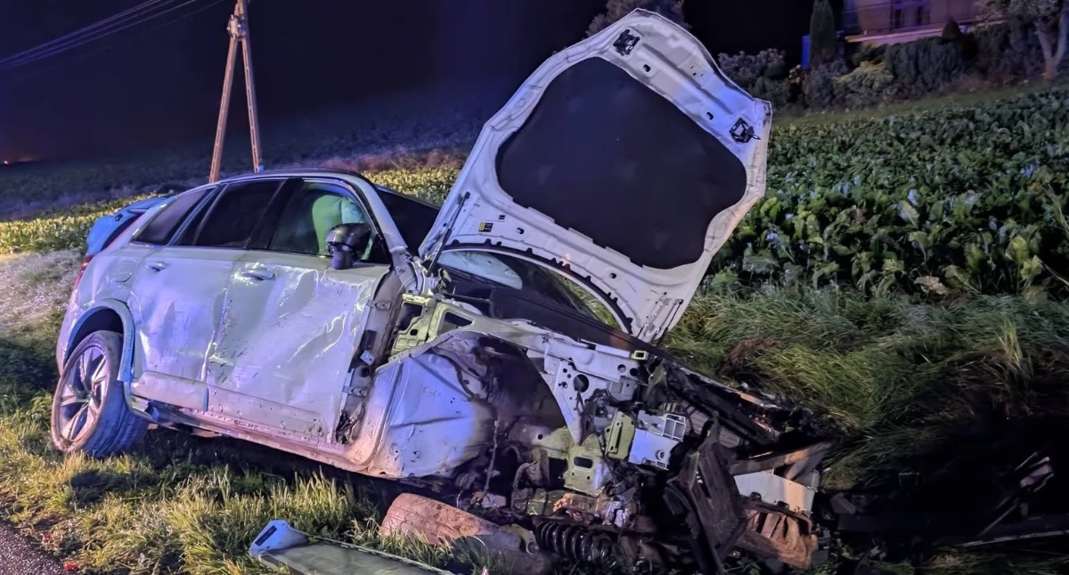 Nocna akcja służb w Baruchowie. 38-latka wypadła volvo z drogi i wjechała do rowu