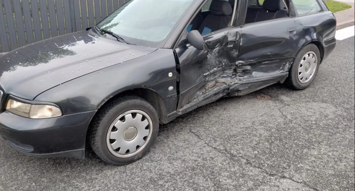 Audi zderzyło się z Oplem w Radziejowie. Policja wskazała przyczynę