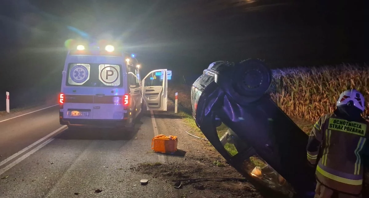 Samochód wypadł z drogi i dachował w Izbicy Kujawskiej. Kierowcy nie było na miejscu