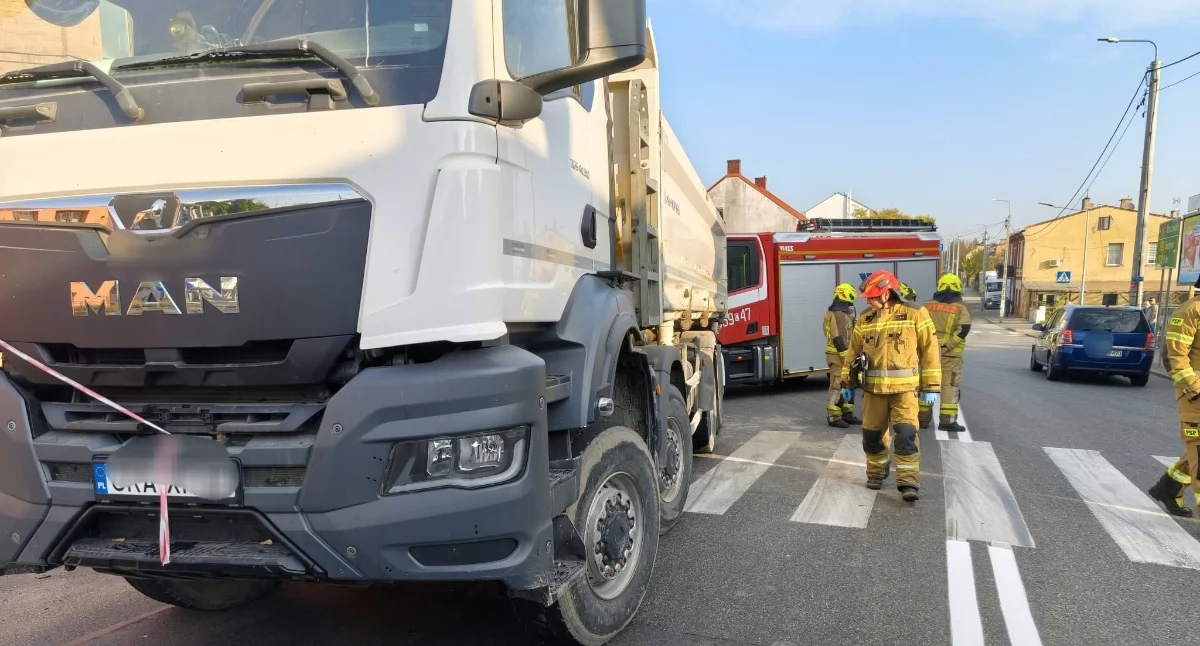 Poważny wypadek na DK62 w Brześciu Kujawskim. Kobieta znalazła się pod ciężarówką