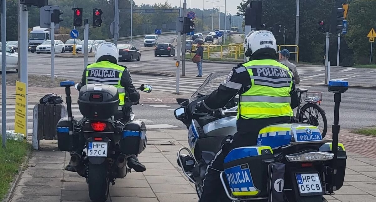 Pijany rowerzysta runął na chodnik. Jest nagranie! We Włocławku i okolicach też mają z tym problem