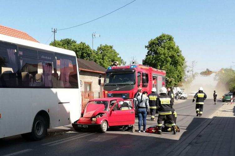 Fiat zderzył się z autobusem przewożącym dzieci [ZDJĘCIA]