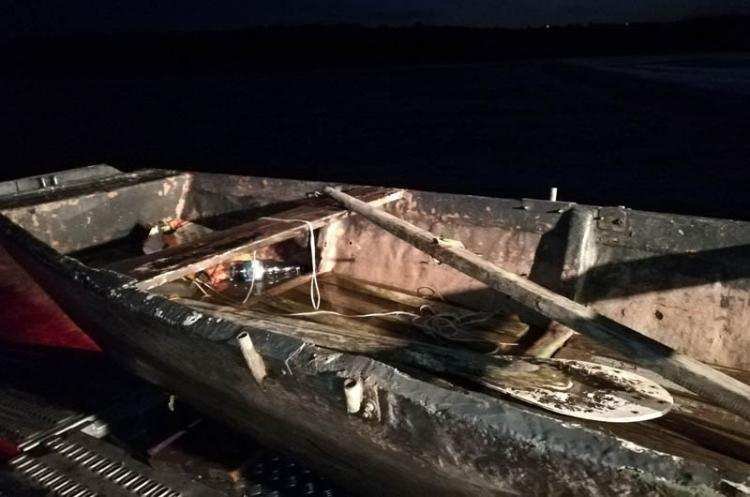 Próba ucieczki na łodzi. Daleko nie odpłynęli