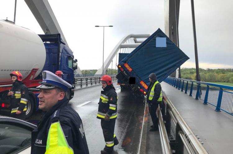 Porywisty wiatr przewrócił przyczepę na moście w regionie