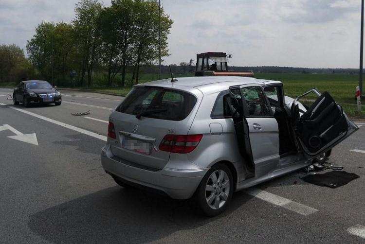 Zderzenie mercedesa z ciągnikiem. Dwie osoby w szpitalu [ZDJĘCIA]