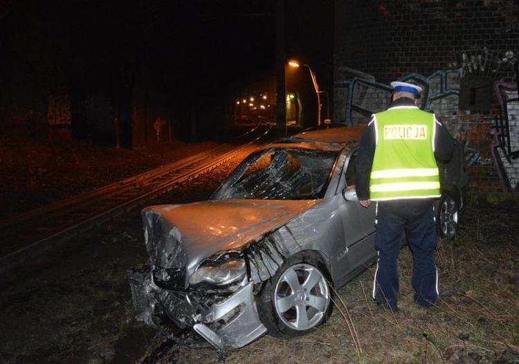 Spadł z kilkumetrowej skarpy. Wstrzymał ruch pociągów [REGION FOTO]