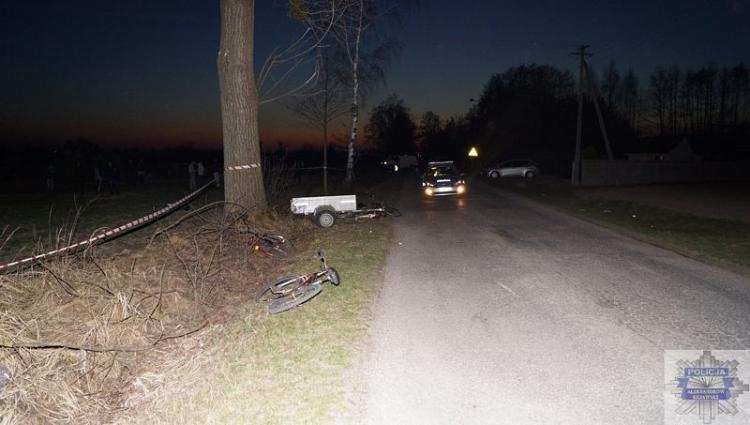 Przyczepka uderzyła w grupę 7 rowerzystów. Dwie osoby w szpitalu