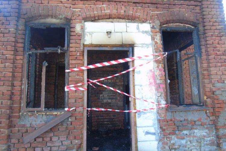 Pożar domu jednorodzinnego w regionie. Podpalacz zatrzymany przez policję