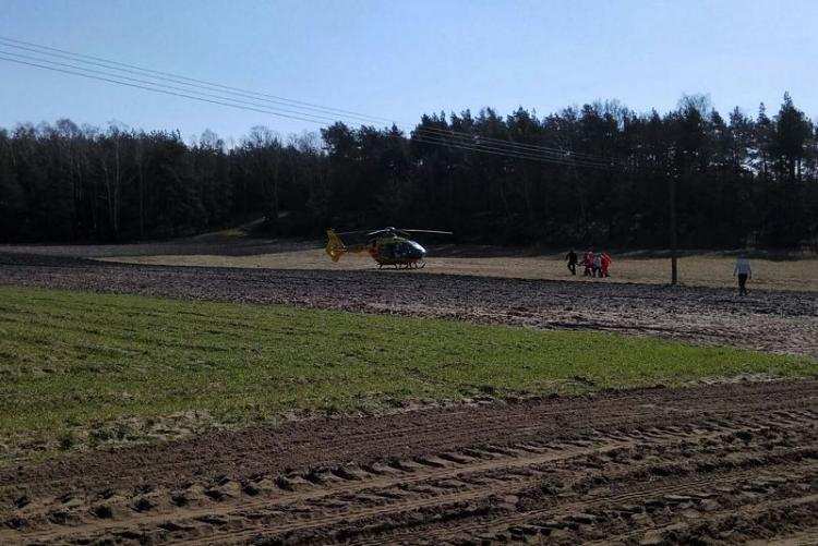 Śmigłowiec w akcji. Mężczyzna przygnieciony przez samochód [ZDJĘCIA]