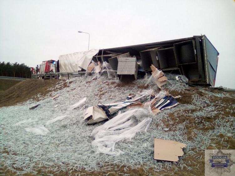 Na autostradzie przewrócił się TIR. Kierowca trafił do szpitala [FOTO]