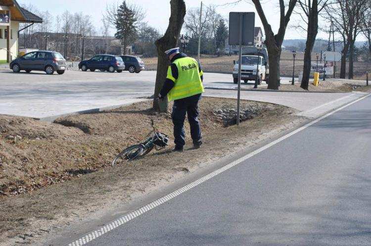 Rowerzysta potrącony przez samochód ciężarowy. Mężczyzna trafił do szpitala