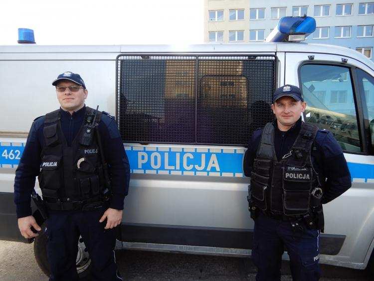 Pożar na Zawiślu. Policjanci uratowali...