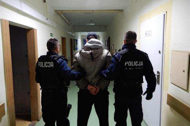 „Amator słodyczy” pobił pracownika ochrony marketu. 18-latek zbiegł z miejsca zdarzenia