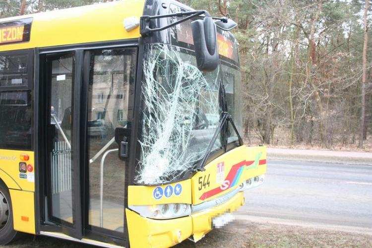 Solaris MPK zderzył się z volkswagenem. Dwie osoby w szpitalu [FOTO]
