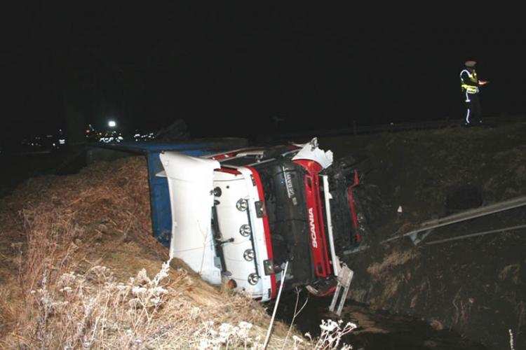 Tragiczny wypadek w regionie. Czołowe zderzenie TIR-a z peugotem [FOTO]