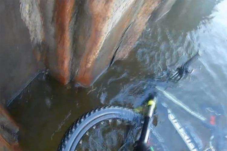 Rowerzysta wpadł do Wisły. Nagrał całe zdarzenie [VIDEO]