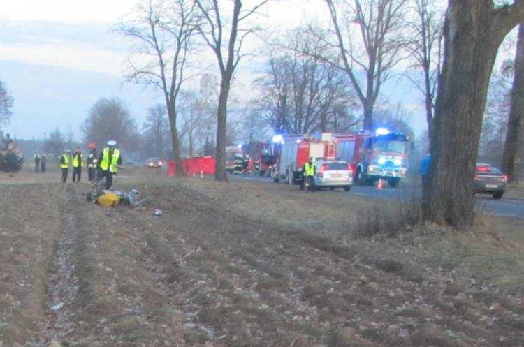 Śmiertelny wypadek motocyklisty. 24-latek na prostym odcinku drogi wjechał do rowu ...