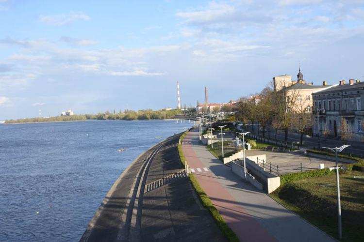 Rowerzysta jeżdżący bulwarami we Włocławku wpadł do Wisły