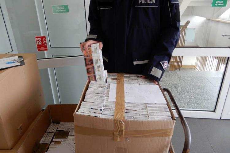 Kilkanaście tysięcy paczek papierosów w jednym z mieszkań we Włocławku