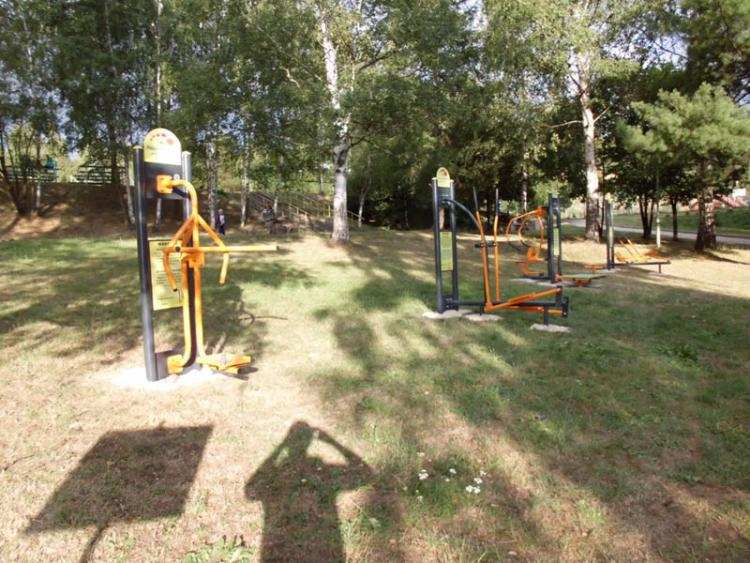 Siłownie i place zabaw w parkach w Śmiłowicach i Czerniewicach