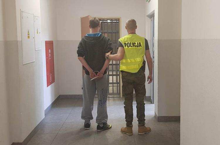 18-letni sprawca wielokrotnych przestępstw zatrzymany. Postawiono mu 19 zarzutów