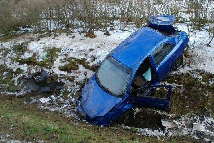 Groźny wypadek w regionie. Honda wjechała do rowu a pasażerka wypadła przez szybę [ZDJĘCIA]
