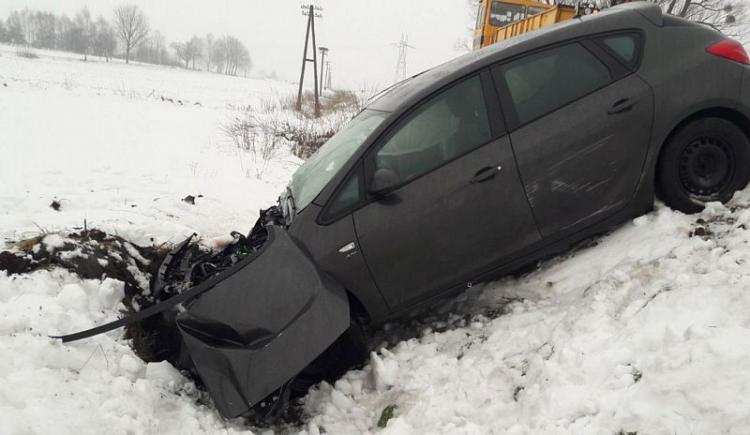 Wypadek na przejeździe kolejowym. Samochód zepchnięty do rowu [ZDJĘCIA]