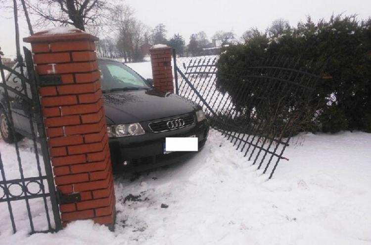 Zima daje się we znaki. Kierowca nie zapanował nad autem i wjechał w ogrodzenie
