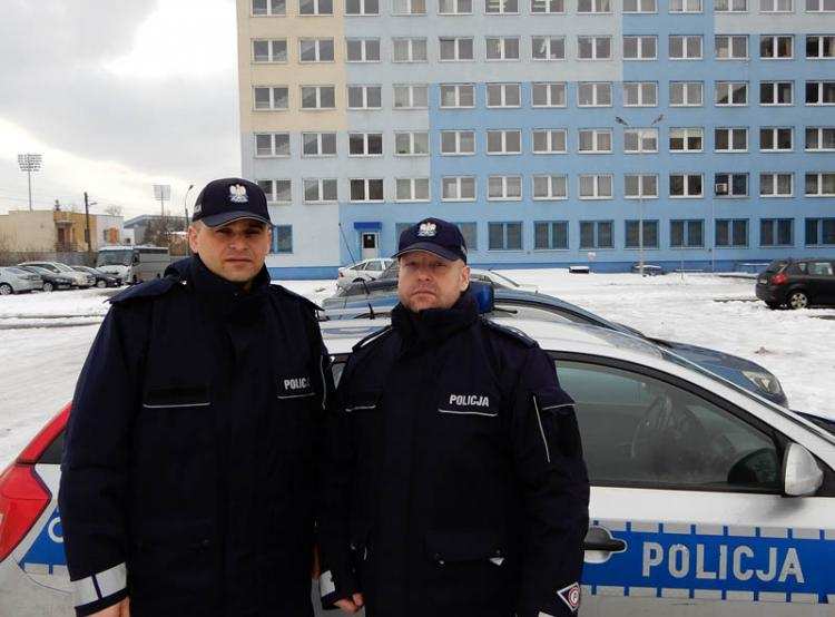 Policjanci uratowali desperata. Jeden trzymał go za nogi drugi rozwiązywał pętlę