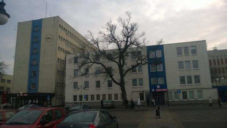 Przeskoczył ogrodzenie Urzędu. Jaki był powód wtargnięcia?