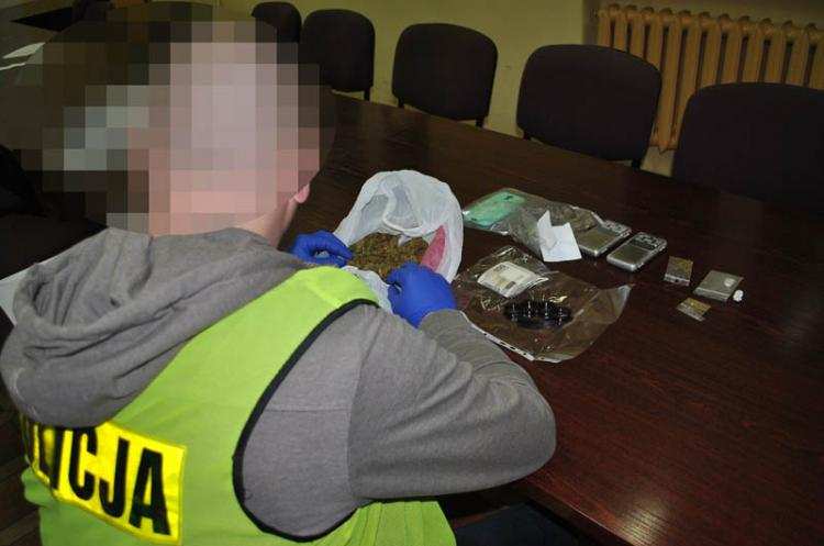 Narkotyki, pieniądze, kastet i cztery osoby zatrzymane