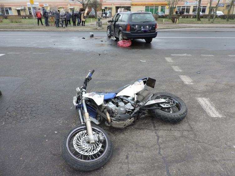 Poważny wypadek z udziałem motocyklisty. 32-latek trafił z obrażeniami do szpitala [FOTO]