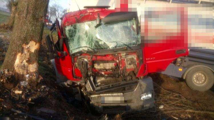 Ciężarowy Mercedes wpadł w poślizg i uderzył w drzewo [FOTO]