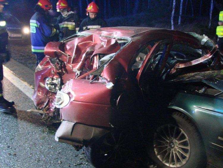 Poważny wypadek w Modzerowie. Samochód uderzył w drzewo i zderzył się z drugim autem