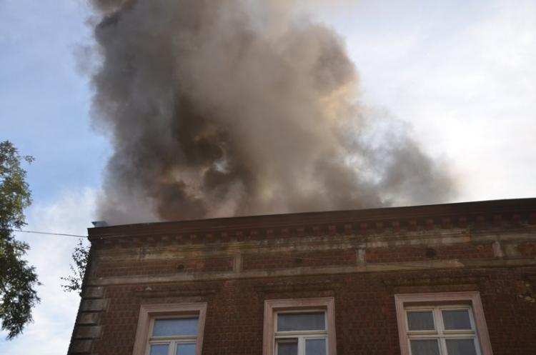 Pożar budynku wielorodzinnego w regionie. Cztery osoby w tym dwoje dzieci trafiło do szpitala