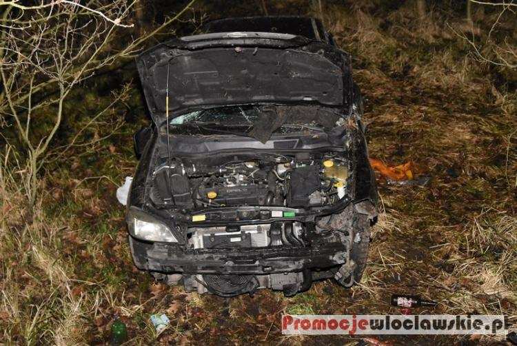 Wypadek w Gminie Włocławek. Wielokrotnie dachował i uderzył w drzewo [ZDJĘCIA]
