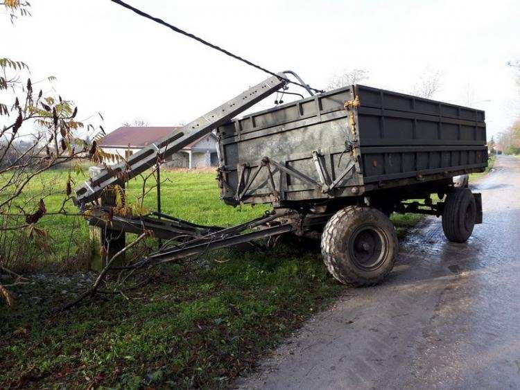 Przyczepa uderzyła w słup energetyczny i go złamała [ZDJĘCIA]
