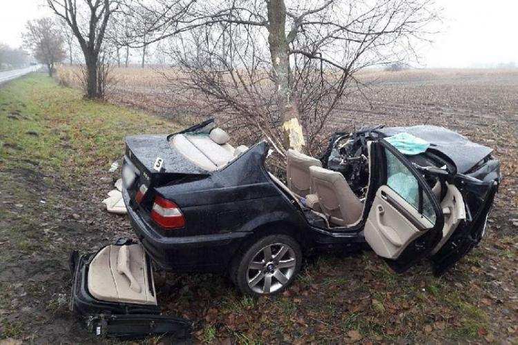 18-latek rozbił BMW na drzewie. Trafił do szpitala [ZDJĘCIA]