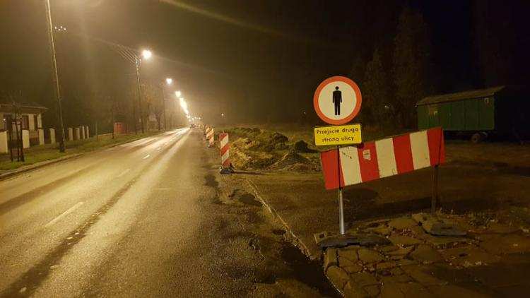 Czasowa organizacja ruchu przy ul. Płockiej. Rozpoczęto budowę ścieżki rowerowej  [VIDEO]