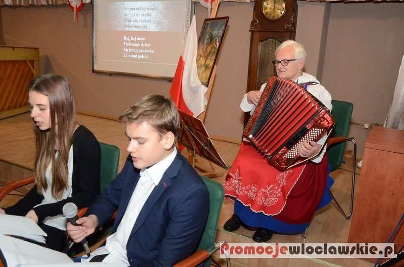 Patriotyczne śpiewanie w MBP we Włocławku