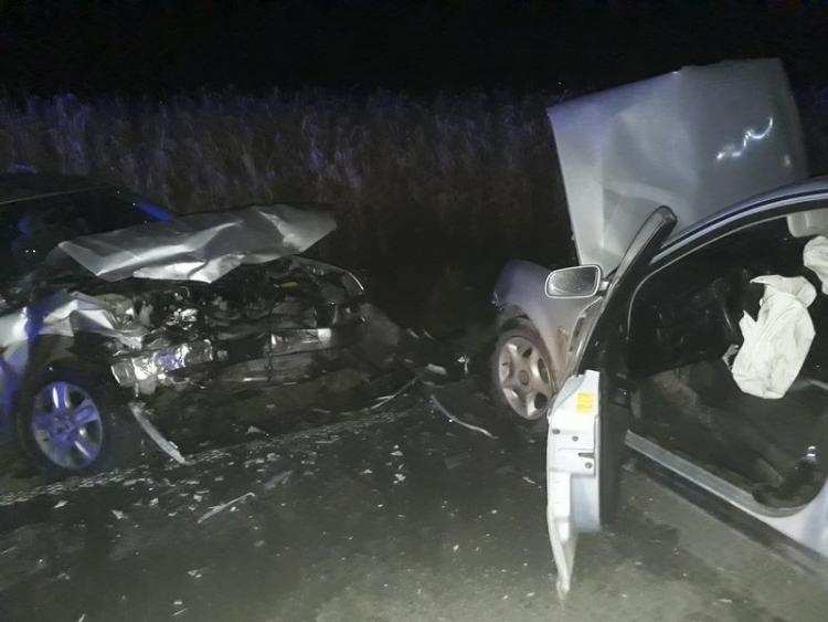 Zderzenie dwóch samochodów i ciągnika. Trzy osoby w szpitalu  [ZDJĘCIA]