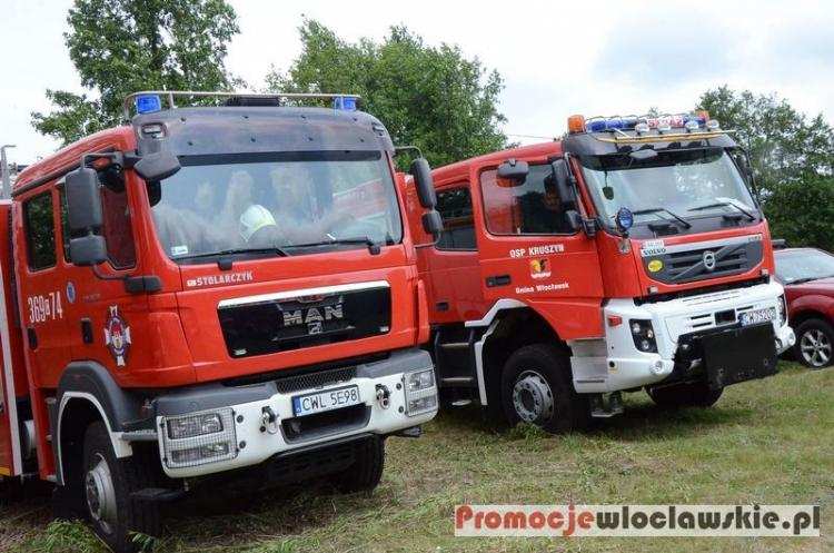 Samochód   wypadł z drogi  i dachował