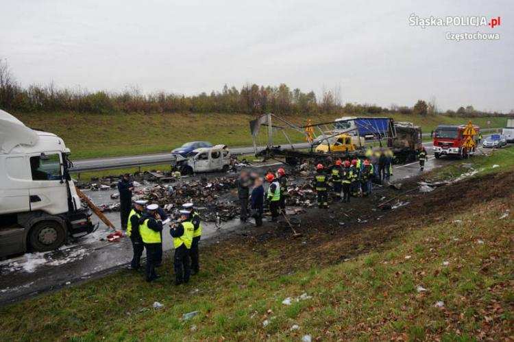 Tragiczny wypadek z udziałem 3 ciężarówek i 2 aut osobowych. Pod naczepą spłonęły 2 osoby [KRAJ]