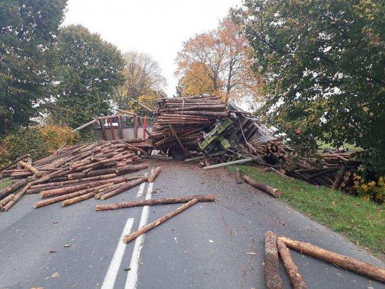 Ciężarówka przewożąca drewno zderzyła się z dwoma pojazdami. Cały ładunek wywrócił się [FOTO]