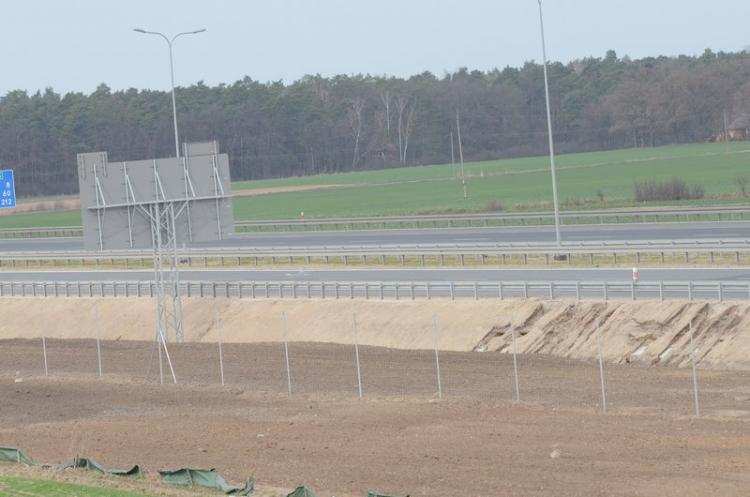 Wypadek na A1. Samochód dostawczy zderzył się z wojskowym