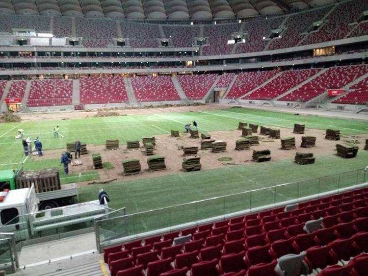 Murawa z PGE Narodowego na której grał Lewandowski trafiła na stadion w regionie
