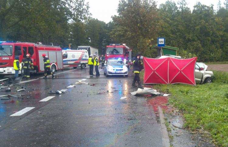 Tragiczny wypadek w regionie! Nie żyją dwie osoby. Osobówka zderzyła się czołowo z ciężarówką