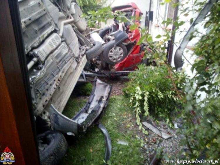 Samochodem uszkodził ogrodzenie, budynek i auto na posesji. Sprawca zbiegł [ZDJĘCIA]