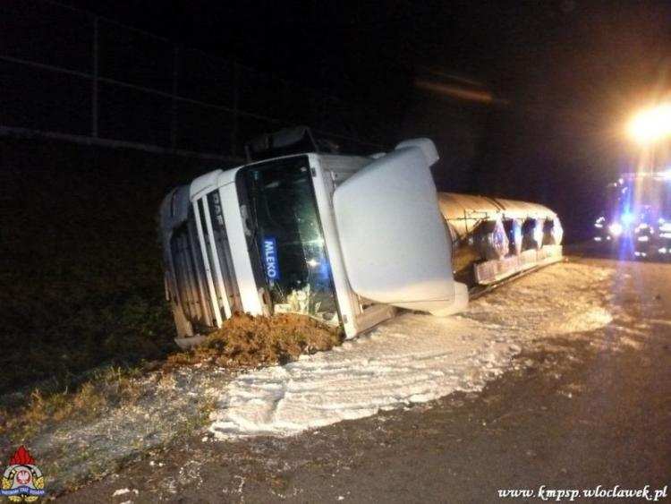 Wypadek cysterny na A1. Na jezdnię wycieklo 500 litrów śmietany [FOTO]