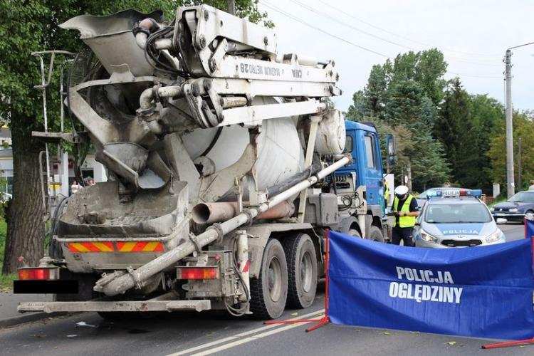 Wjechała rowerem wprost pod ciężarówkę przewożącą beton. Zmarła na miejscu [FOTO]